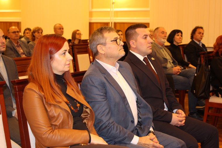 Помоћница Гуја на додели награде „Ленкин прстен“